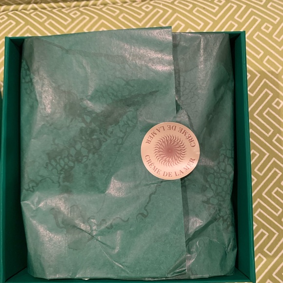 8 x 8 La Mer  Box with Packaging and Insert. - Picture 3 of 5